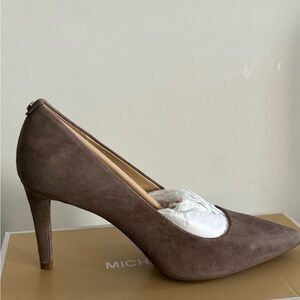New Michael Kors Dorothy Flex Taupe Suede Pump